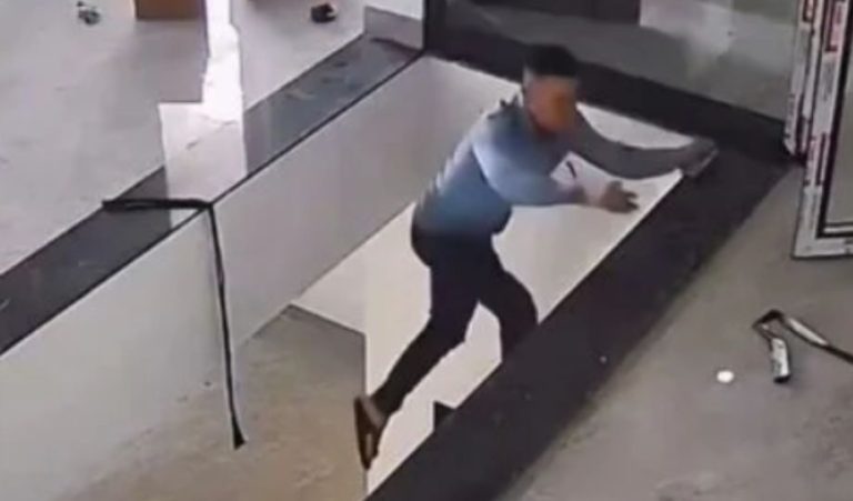 [Vídeo]: Homem cai do primeiro andar de obra após se distrair com celular
