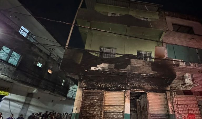 Incêndio de grandes proporções atinge prédio comercial na Zona Sul de Manaus