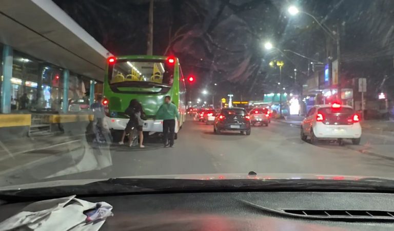 Vídeo mostra três crianças tentando se agarrar a ônibus em avenida de Manaus