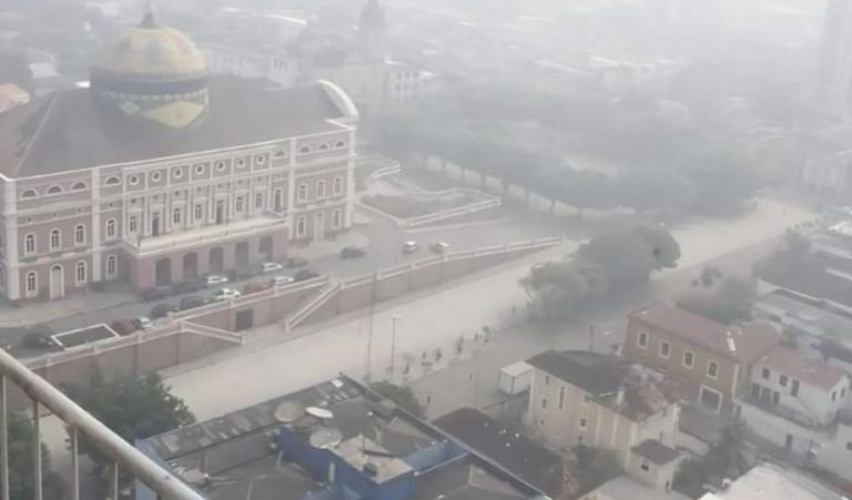 Manaus amanhece coberta por fumaça e qualidade do ar entra em alerta