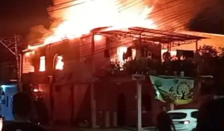 Incêndio destrói parte de residência e assusta moradores na Zona Sul de Manaus