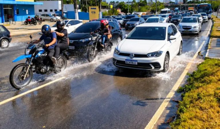 Rompimento de adutora provoca grande vazamento e deixa trânsito lento em Manaus