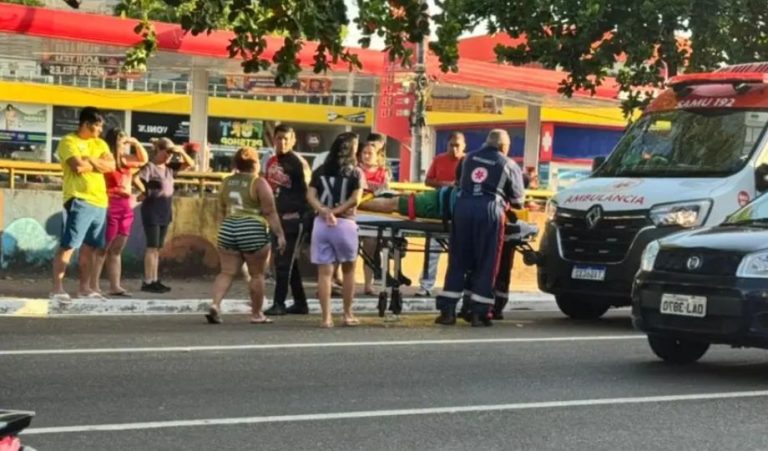 Acidente envolvendo moto, carro e pedestre deixa pessoa ferida em Manaus