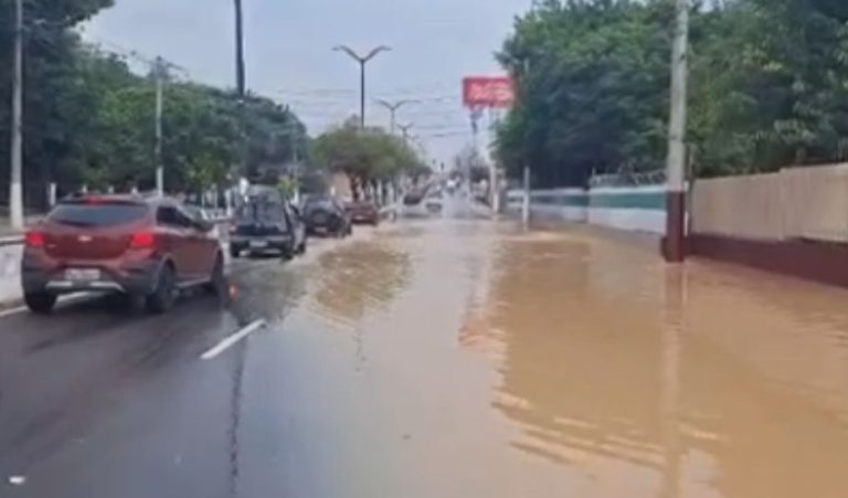 Vazamento deixa Avenida Coronel Teixeira coberta de lama e causa interdição em Manaus