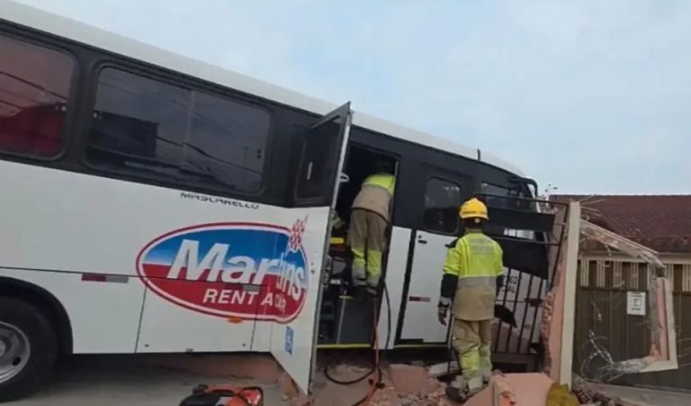 Motorista passa mal, perde controle de micro-ônibus e fica preso às ferragens em Manaus