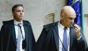 Moraes e Mendonça batem boca durante sessão do STF após acusação de pedido para incluir ministro em investigação