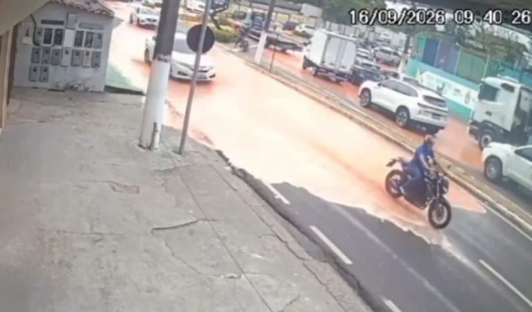 Vídeo mostra momento em que adutora rompe e alaga avenida em Manaus
