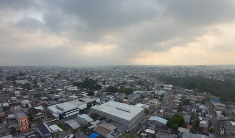 Aulas da rede municipal continuam suspensas devido à fumaça nesta quarta-feira em Manaus