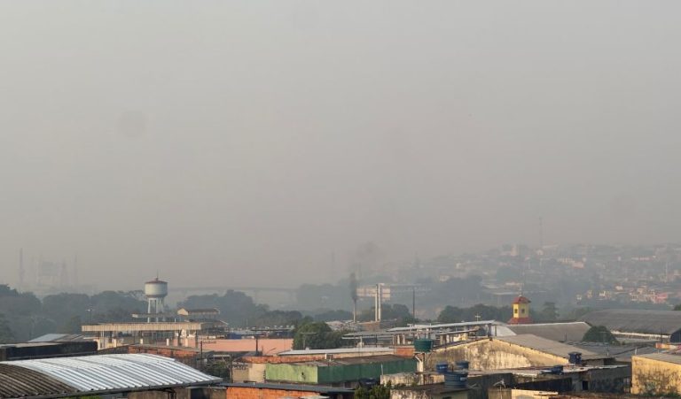 Manaus amanhece sob fumaça e registra níveis críticos de poluição do ar