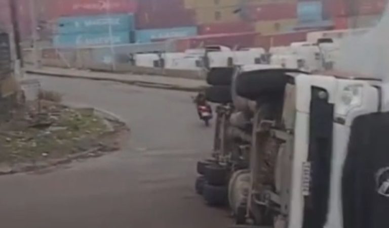 Carreta tomba e deixa trânsito lento nas proximidades do Porto Chibatão em Manaus