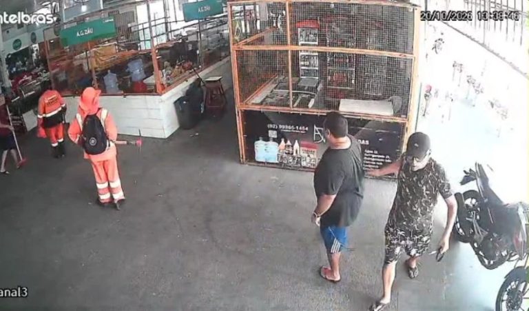 [Vídeo]: Suspeito de assalto tenta fazer reféns com faca na Feira do Japiim em Manaus