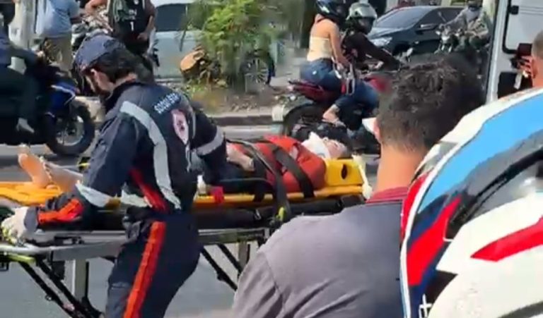 Mulher fica gravemente ferida após colisão entre moto e carreta em Manaus