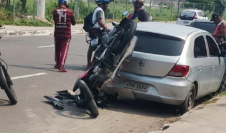 Motociclista fica gravemente ferido após colisão com carro no São José Operário em Manaus