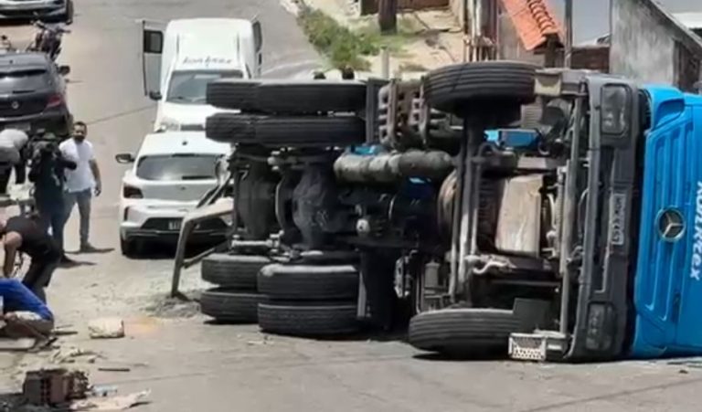 Caminhão da Tumpex tomba em descida no Conjunto Parque das Nações em Manaus
