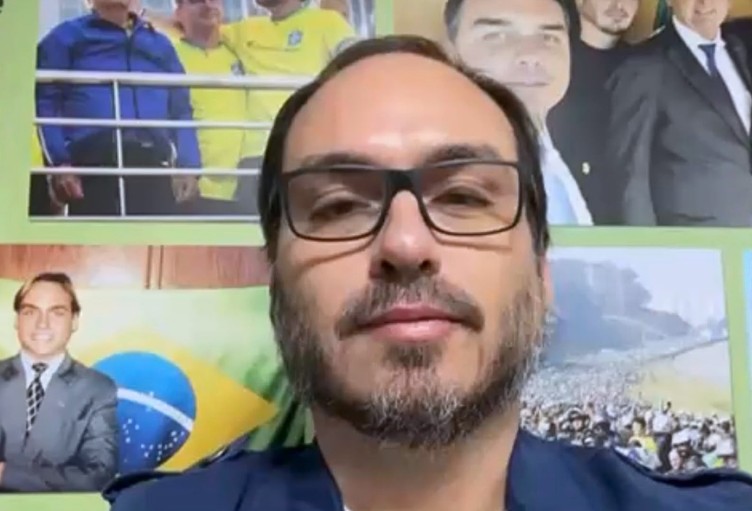 Carlos Bolsonaro declara voto: ‘É Maria e Flávio 22’